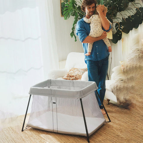 BabyBjörn Bundle Travel Cot Light + Fitted Sheet Silver
