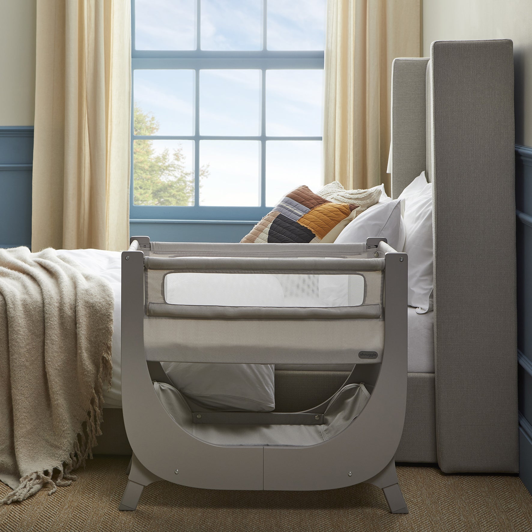 Shnuggle Air Lite Crib in Taupe & Bedding Bundle